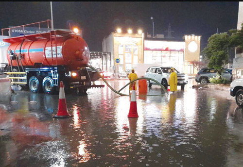 من تجمعات مياه الأمطار بالشوارع